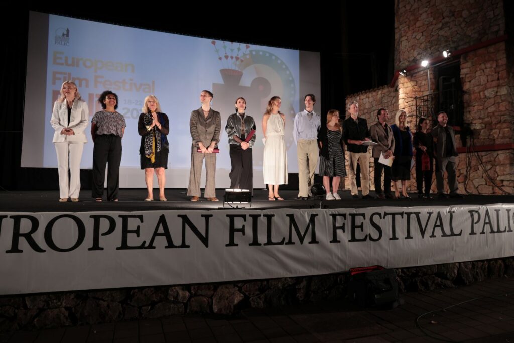 OVU SU DOBITNICI NAGRADA Svečano zatvoren 33. Festival evropskog filma Palić 4 Dobitnici nagrada i ziri foto Damir Vujkovic 1